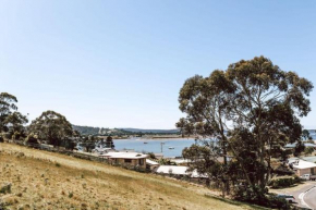 Cozy House Close to Town with Views of the Bay